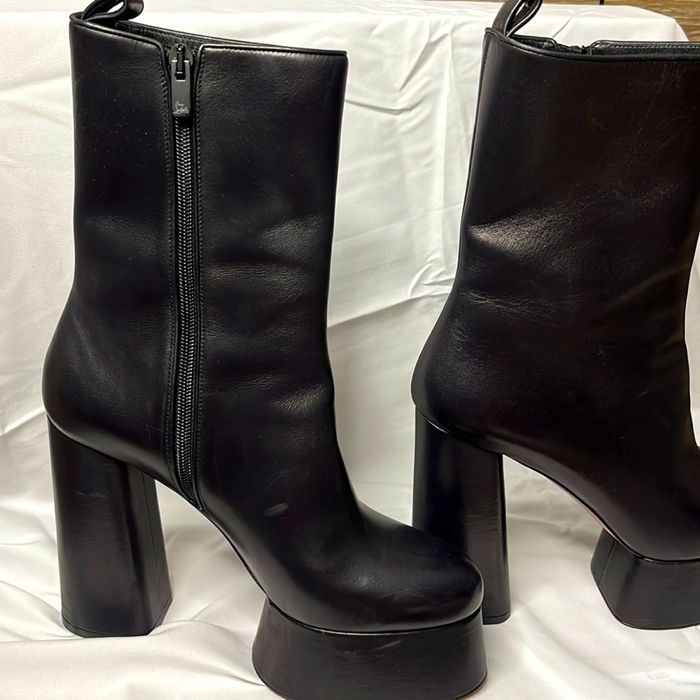 red bottom boots never wearing outside the bottoms no scuffs run very small